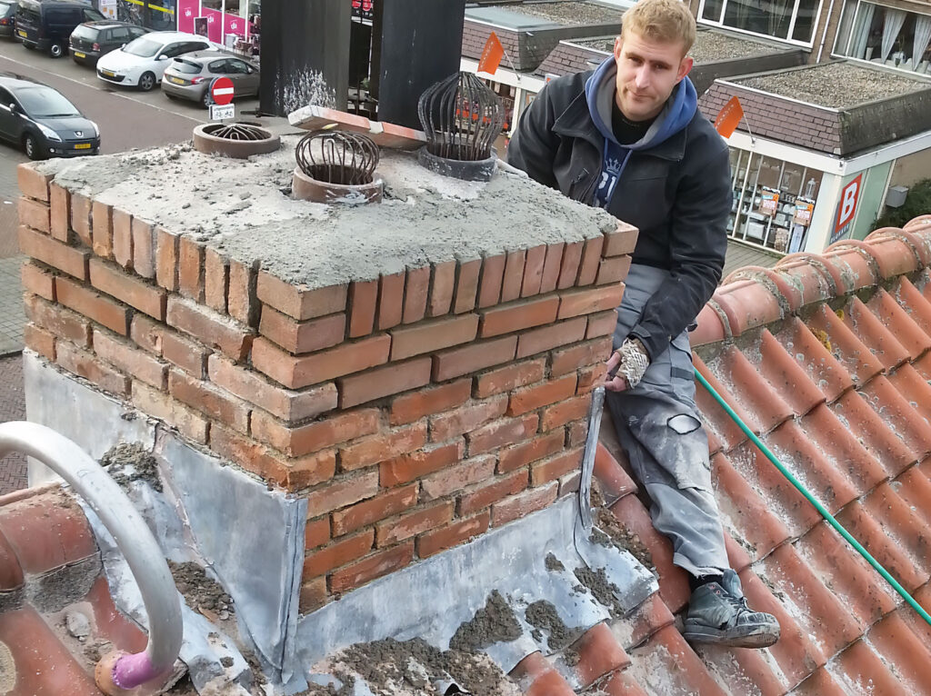 COHA-GEVELRENOVATIE-Nieuwe-Schoorsteenkop-metselen-Voorne-Aan-Zee